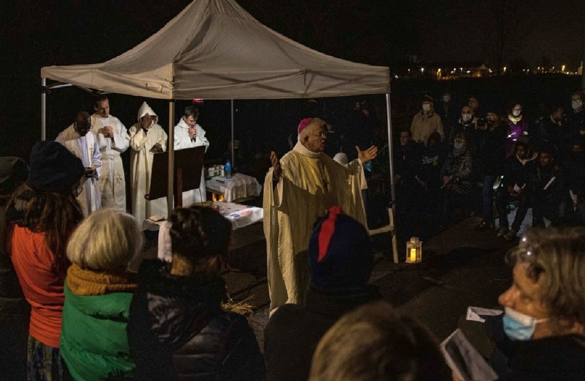 El obispo de Arras Olivier Leborgne dirige una misa de Navidad para inmigrantes en Calais, en el norte de Francia.