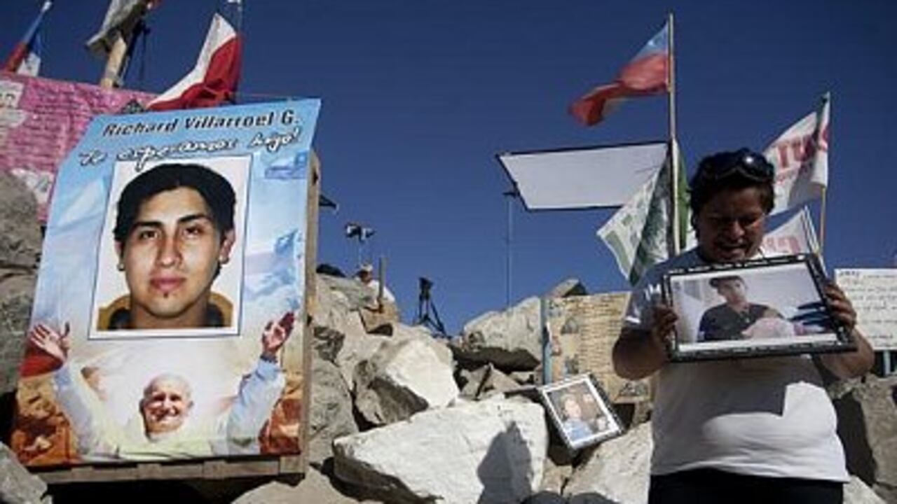 Norma Lagues, mamá del minero atrapado Jimmy Sánchez, muestra una imagen de su hijo en el yacimiento San José, Copiapó (Chile). El próximo martes comenzará el rescate de los 33 mineros que desde el pasado 5 de agosto están atrapados a 700 metros de profundidad en el norte de Chile, según anuncio el ministro de Salud chileno, Jaime Mañalich.