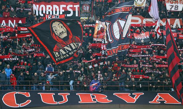 Seguidores del Milan durante el partido de la Serie A entre el Ac Milan y el Udinese Calcio en el estadio San Siro de Milán.