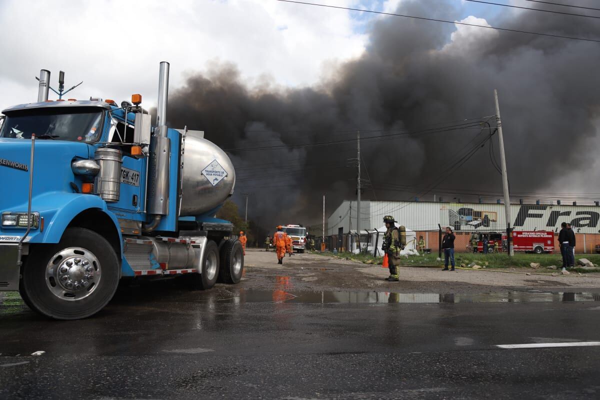 Incendio en bodega de colchones en la calle 80 - Puente de guaduas