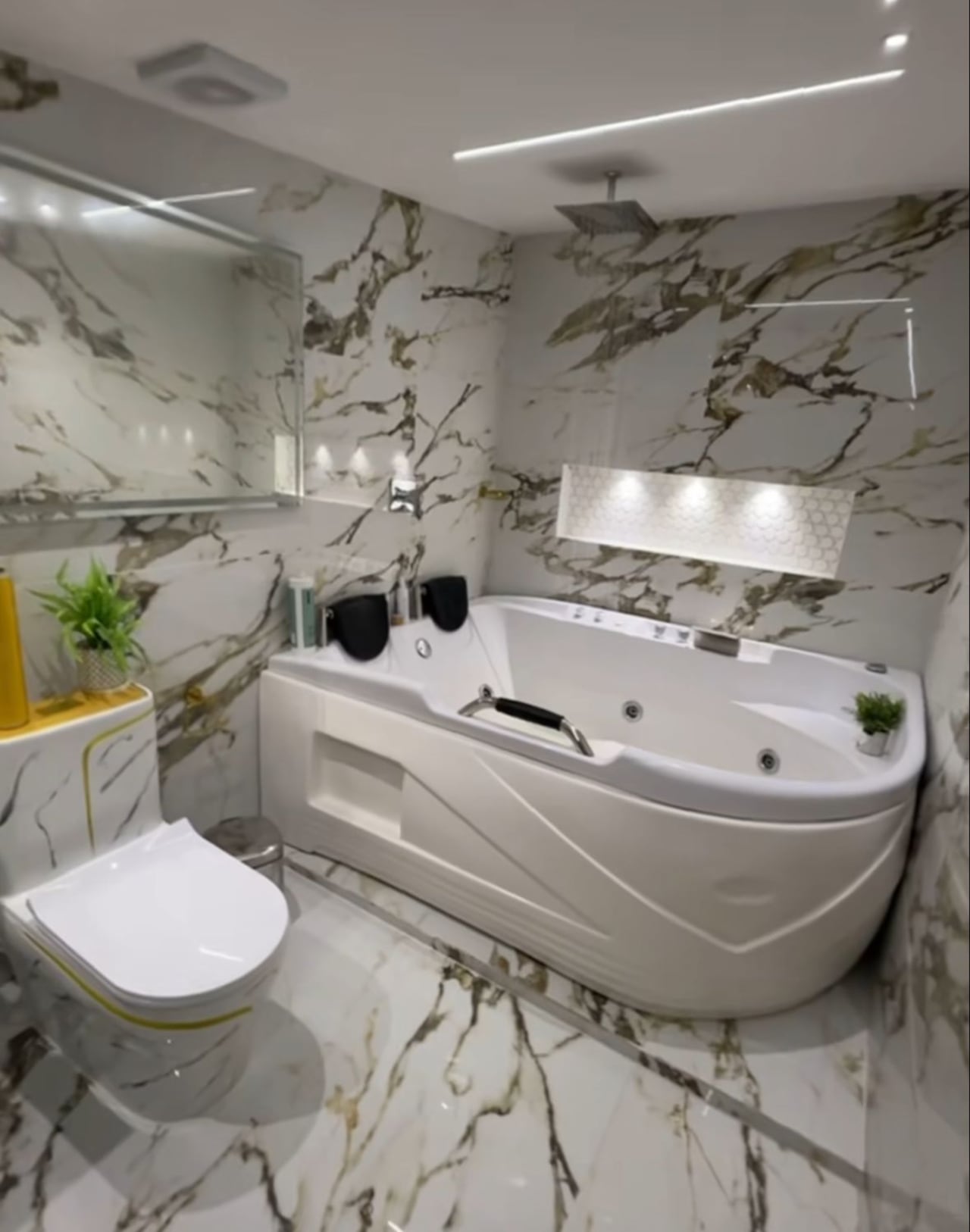 Yina Calderón presumió el lujoso baño de su nueva casa.