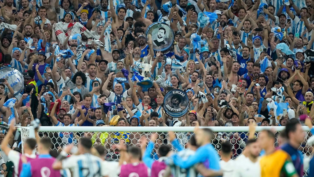 Los jugadores de Argentina celebran al final del partido de fútbol del grupo C de la Copa Mundial entre Argentina y México, en el Estadio Lusail en Lusail, Qatar, el sábado 26 de noviembre de 2022. (AP Photo/Jorge Saenz)