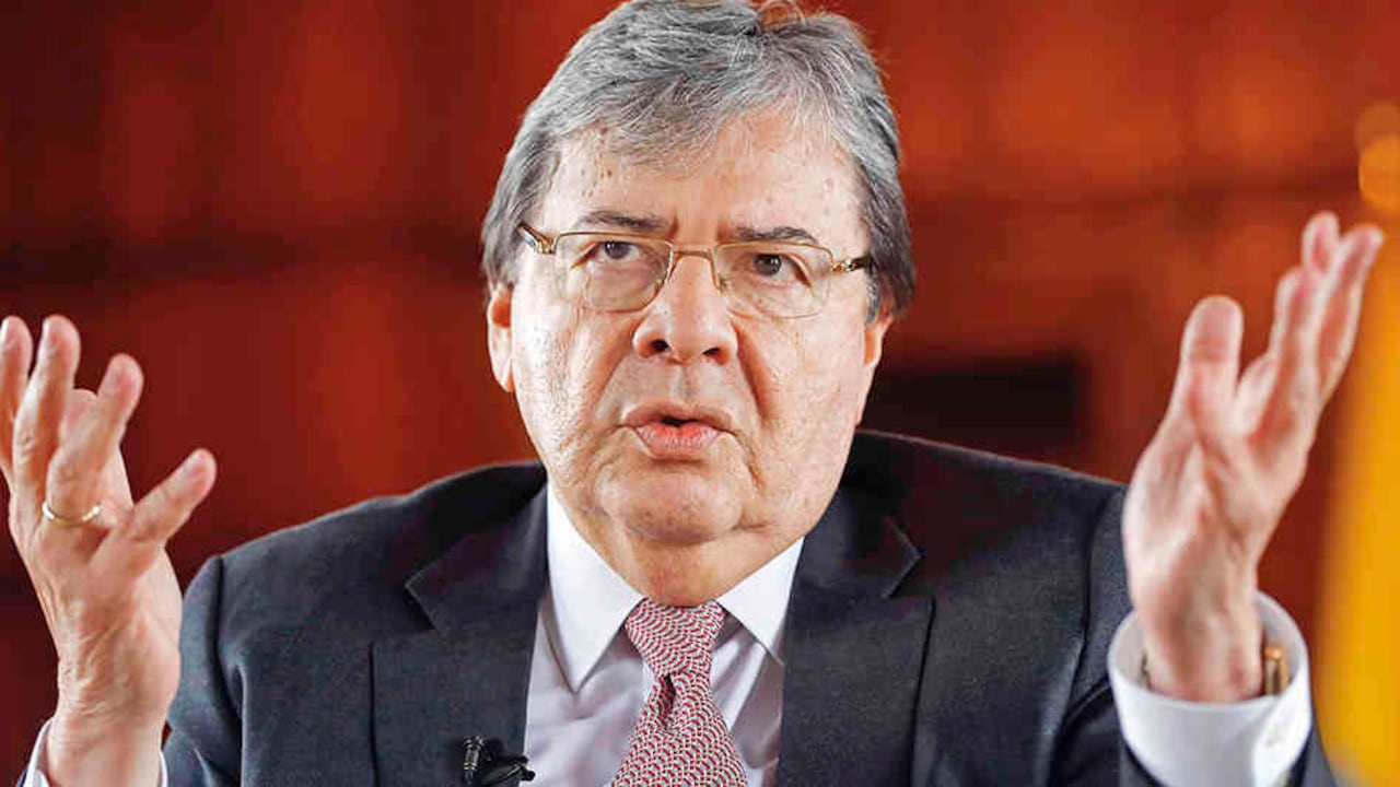 Carlos Holmes Trujillo.