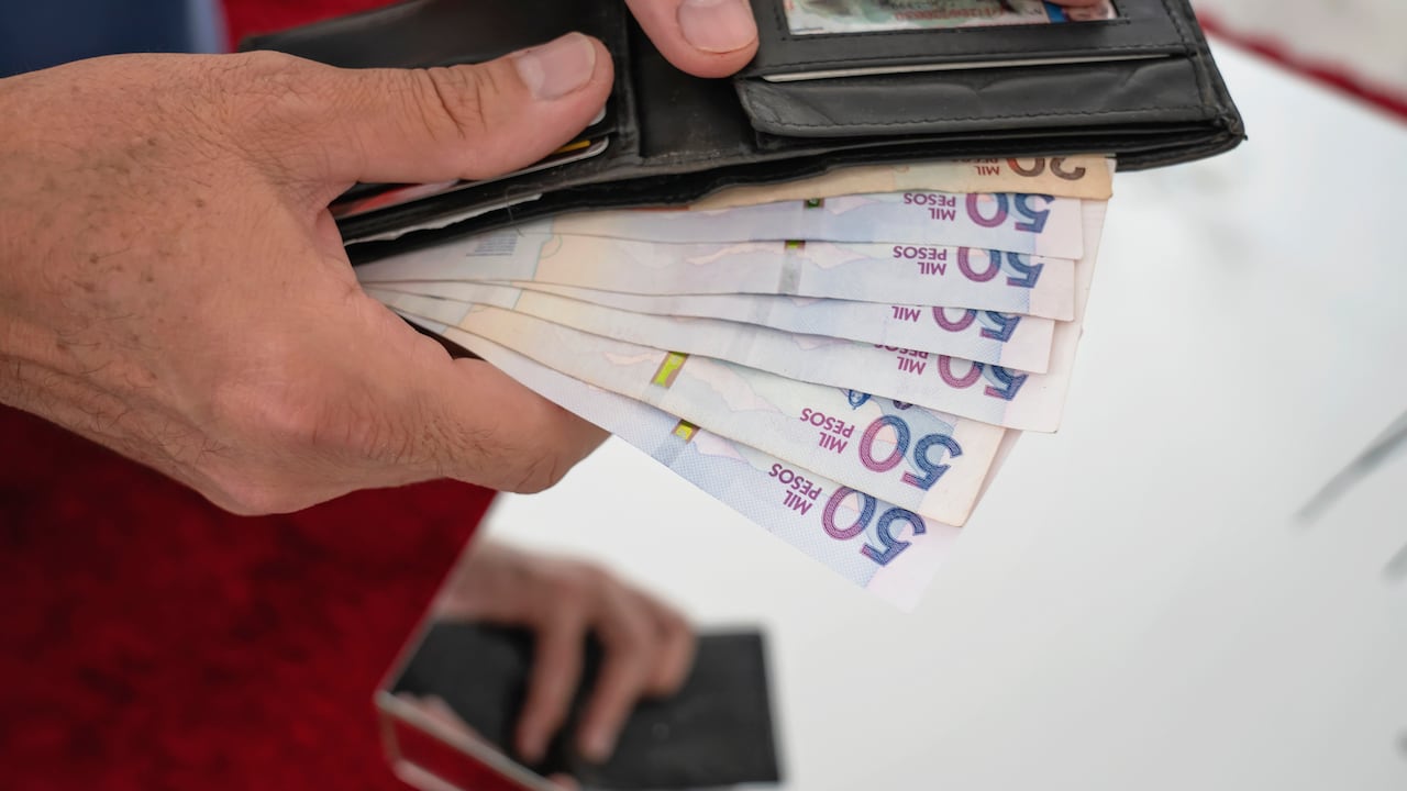 Esta prestación equivale a un mes de salario y se consigna al fondo de cesantías del trabajador, una vez al año.