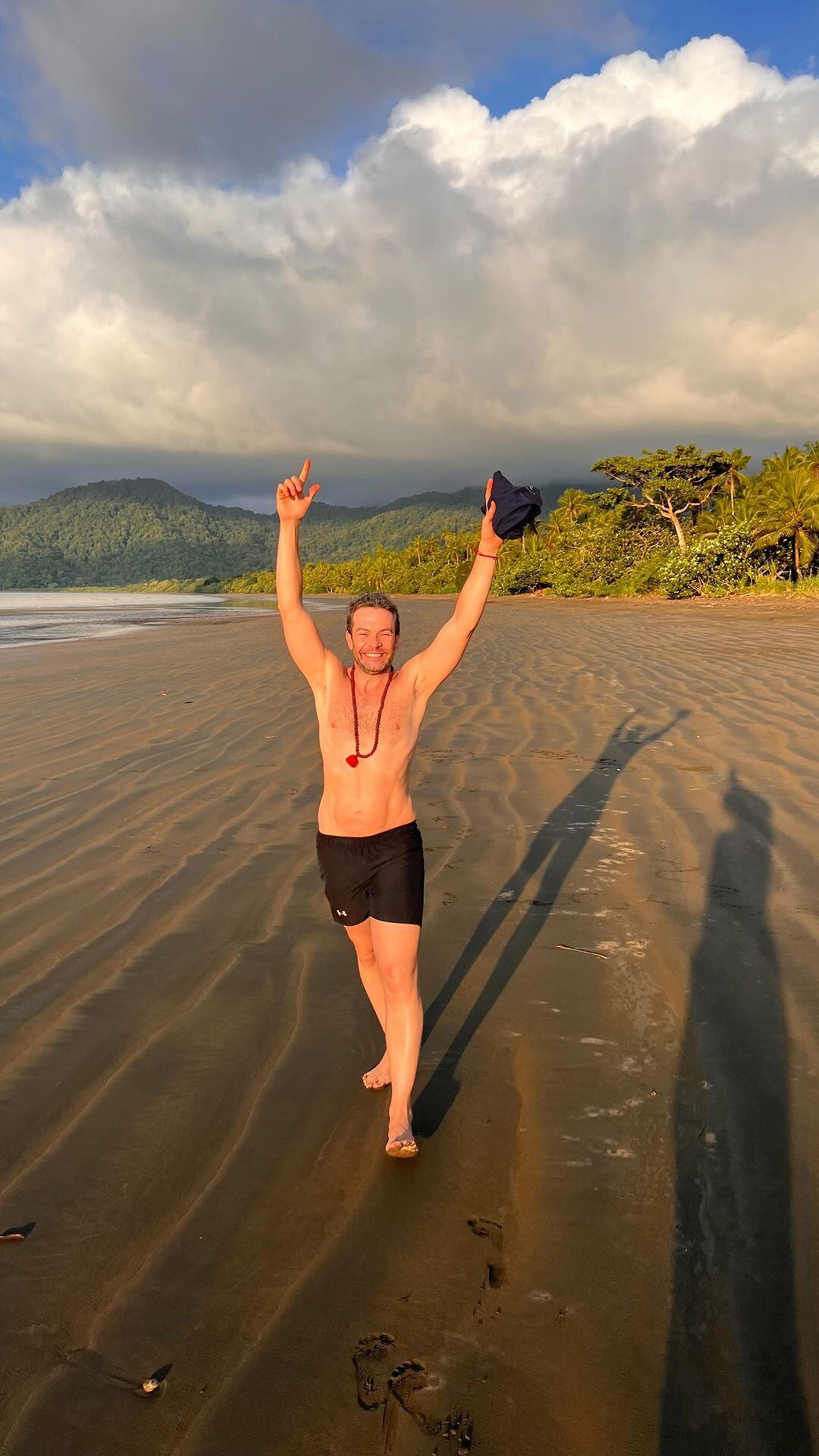 Iván disfruta la máximo sus viajes a la playa. Foto: Instagram @ivanlalindeg.
