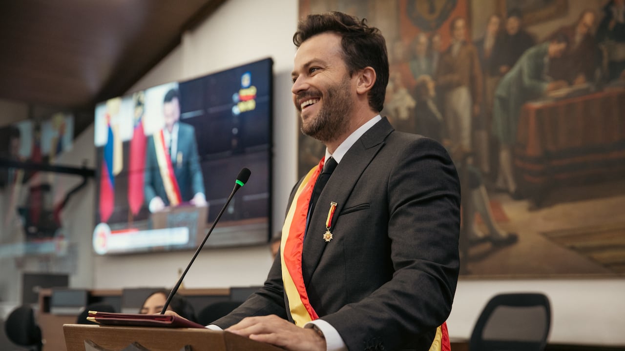 GUSI
ES CONDECORADO POR EL CONCEJO DE BOGOTÁ CON LA “ORDEN CIVIL AL MÉRITO JOSÉ ACEVEDO Y GÓMEZ” EN EL GRADO CRUZ DE ORO