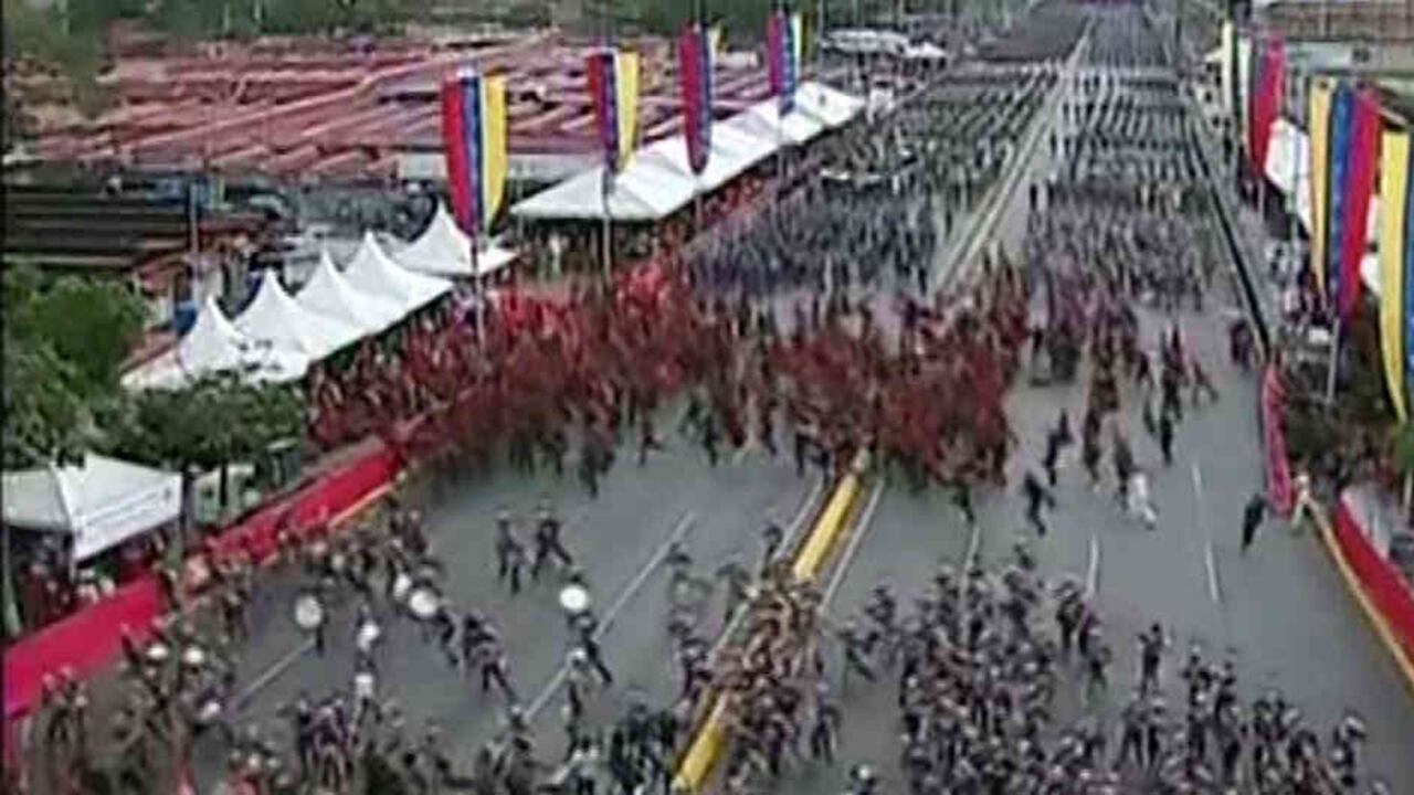 En medio de la confusión, los miembros del Ejército salieron despavoridos ante el sonido de las explosiones.