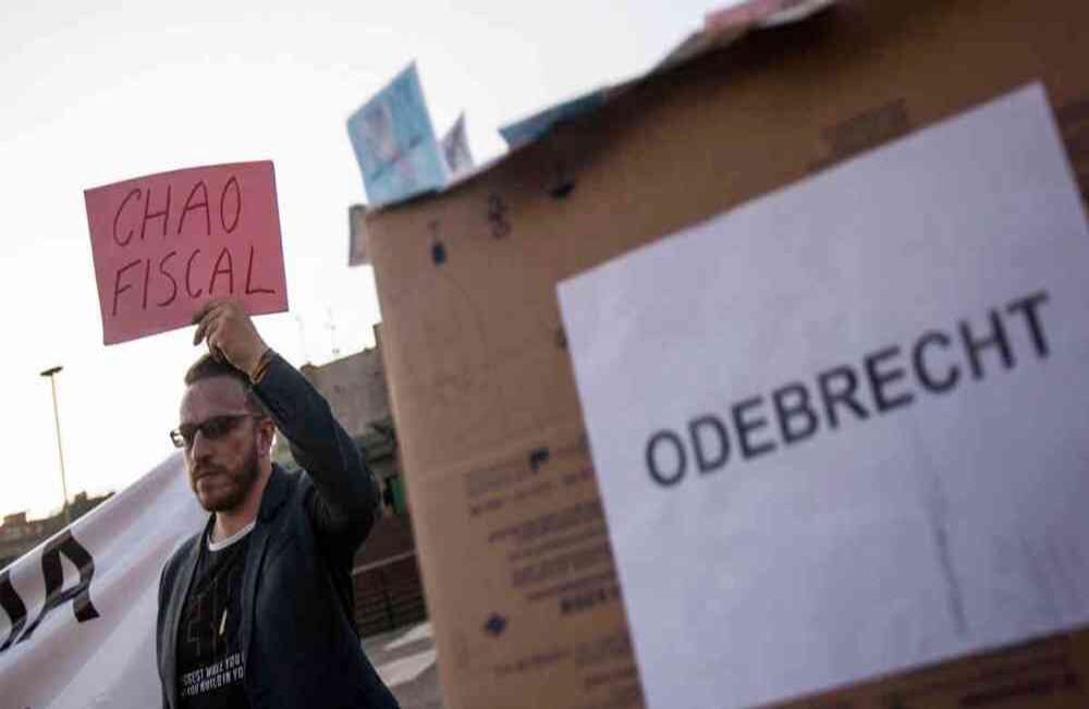 Cientos de personas se dieron cita a las 6 pm en la plazoleta de la Fiscalía, en Bogotá. Foto: Diana Rey Melo