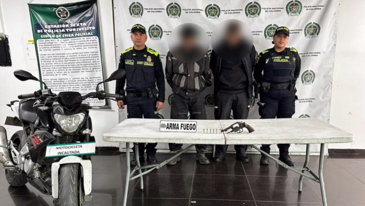 Delincuente con el brazalete electrónico, envuelto en papel aluminio, fue capturado en Bogotá. Estaba disfrazado de escolta.