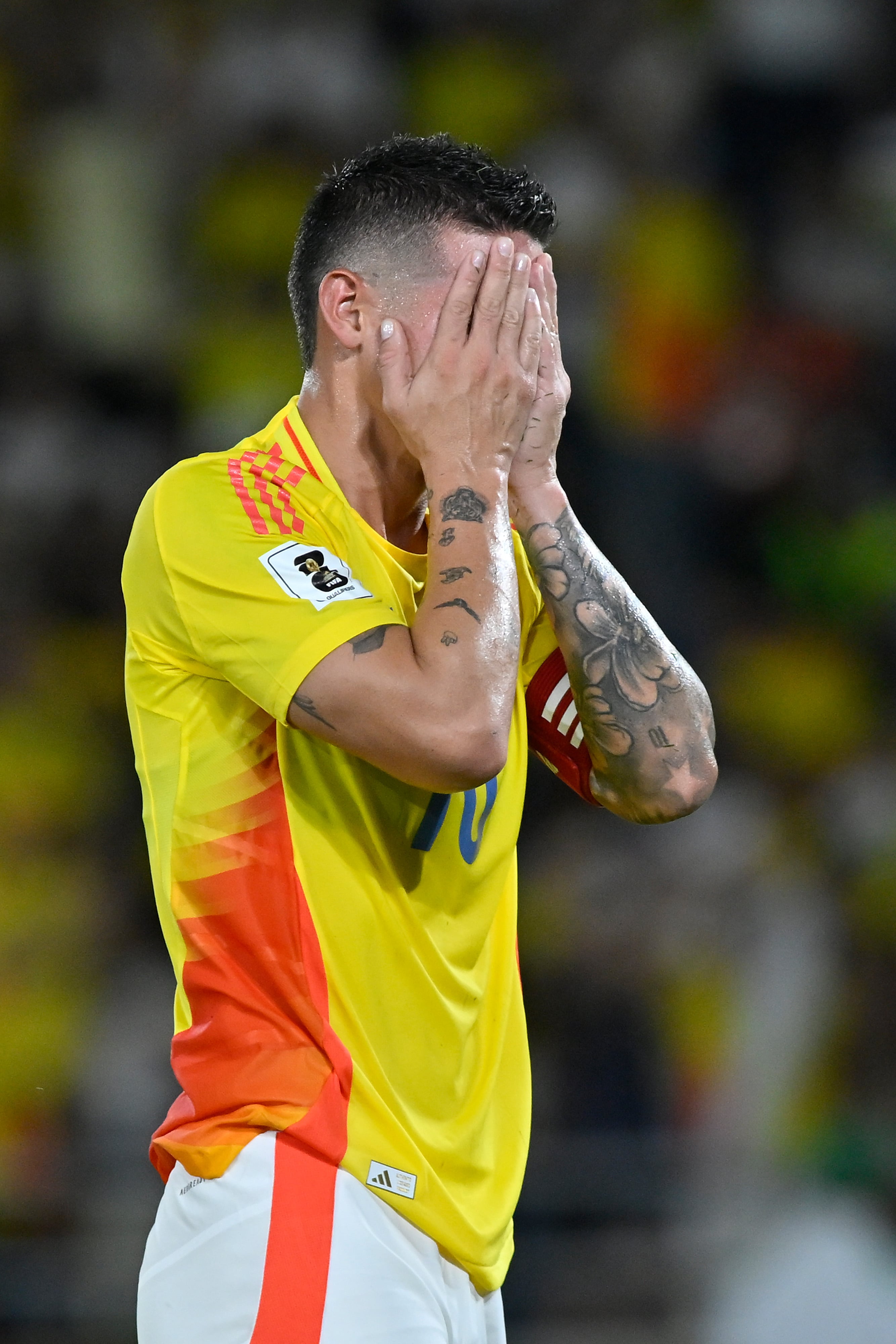 James Rodríguez se lamenta en medio de juego con la Selección Colombia
