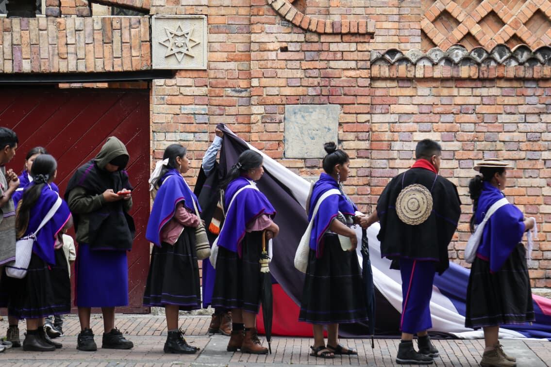 Bogotá. Abril  21 de 2026. Integrantes de la comunidad indígena Misak se concentran en la Plaza Cultural La Santamaría y avanzan en movilización hacia la Plaza de Bolívar,  para exigir el cumplimiento de acuerdos con el Gobierno Nacional.
