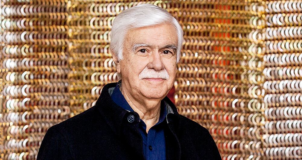 Maestro del periodismo narrativo, varias veces confesó que casi todo lo que ganaba con sus libros lo utilizaba para seguir viajando y, así, continuar escribiendo. 