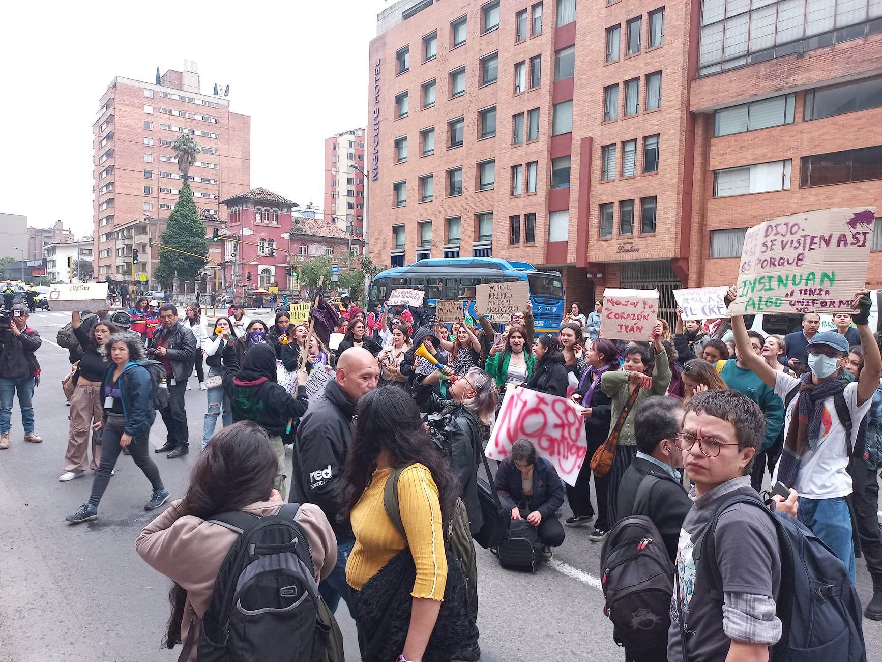 Protesta de ex alumnas a fuera del colegio Bethlemitas