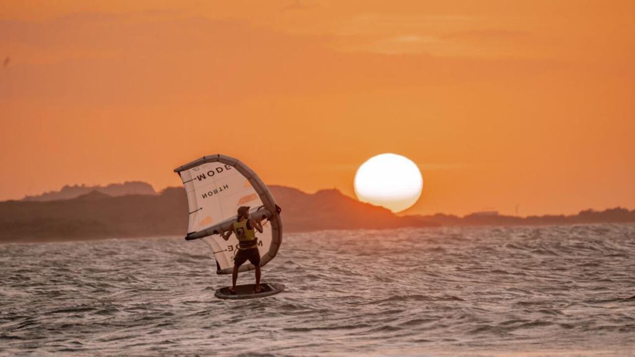 Wing Foil es uno de los deportes náuticos que se puede practicar en Salinas del Rey.