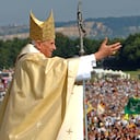 El Papa Benedicto XVI saluda a la multitud al final de una Misa papal en el campo Islinger en Ratisbona, en el sur de Alemania, a unos 120 kilómetros (unas 75 millas) al noreste de Munich, el martes 12 de septiembre de 2006. El Papa Benedicto XVI deja su patria con un legado complicado. (AP Photo/Wolfgang Radke, Pool, File)
