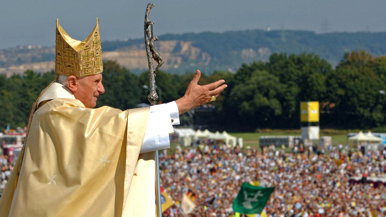 El Papa Benedicto XVI saluda a la multitud al final de una misa papal en el campo Islinger en Ratisbona, en el sur de Alemania, a unos 120 kilómetros (unas 75 millas) al noreste de Munich, el martes 12 de septiembre de 2006.