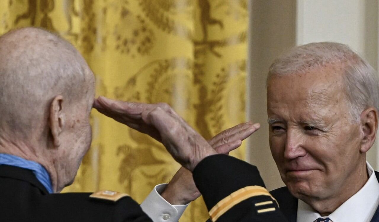 El presidente Joe Biden saluda al veterano de guerra, el capitán Taylor, tras haberle impuesto la Medalla de Honor