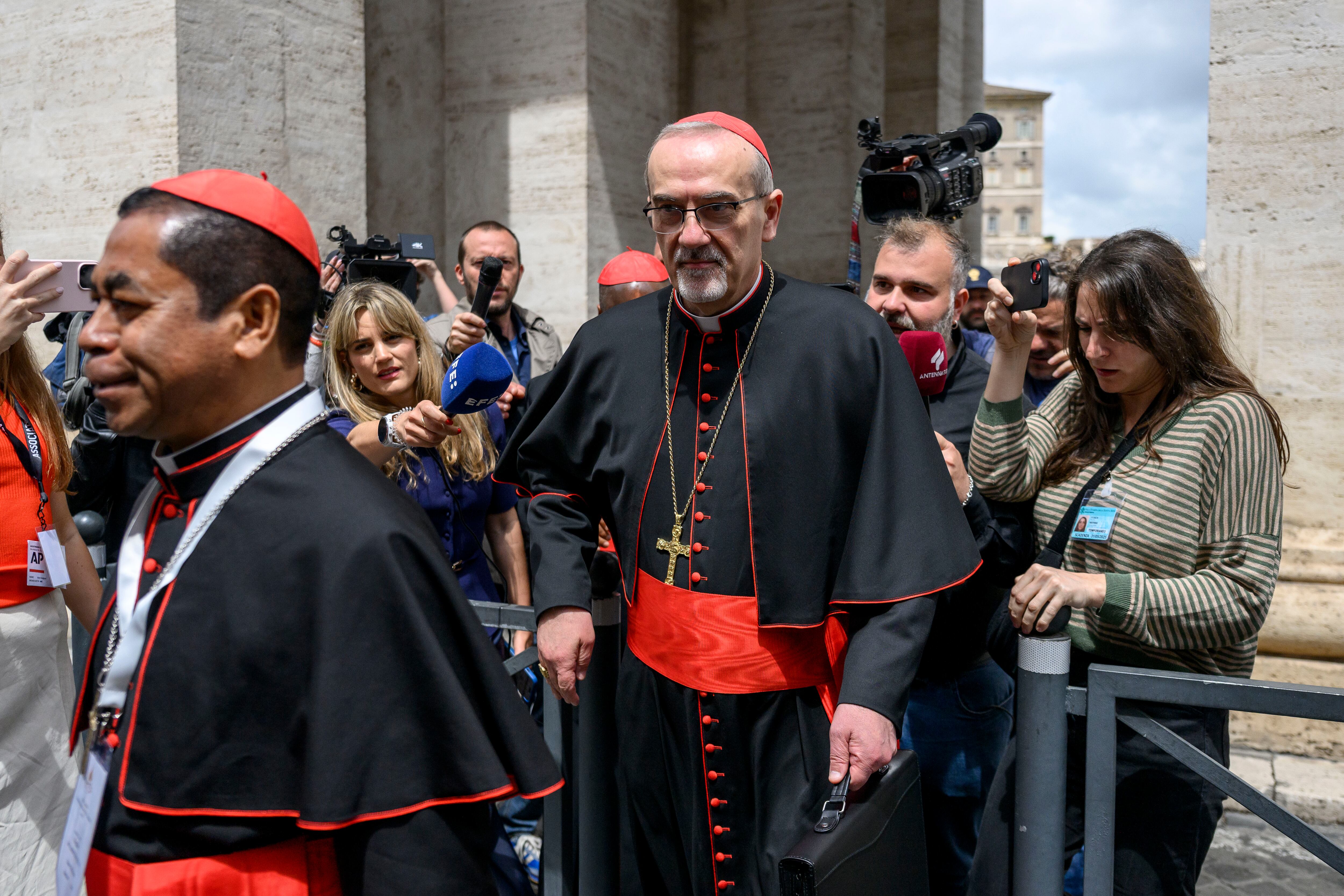 El cardenal Pierbattista Pizzaballa sale del Vaticano tras la reunión del Colegio Cardenalicio, el 5 de mayo de 2025 en Roma, Italia. El 7 de mayo, 133 cardenales entrarán en la Capilla Sixtina para dar inicio al cónclave papal, el proceso de votación secreta que requiere una mayoría de dos tercios para elegir al nuevo líder de la Iglesia católica.