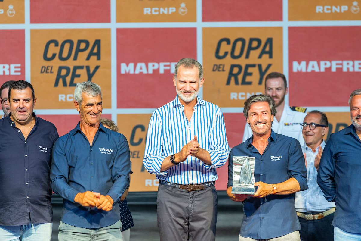el rey se está entrenando para participar en la 41ª Copa del Rey de Vela