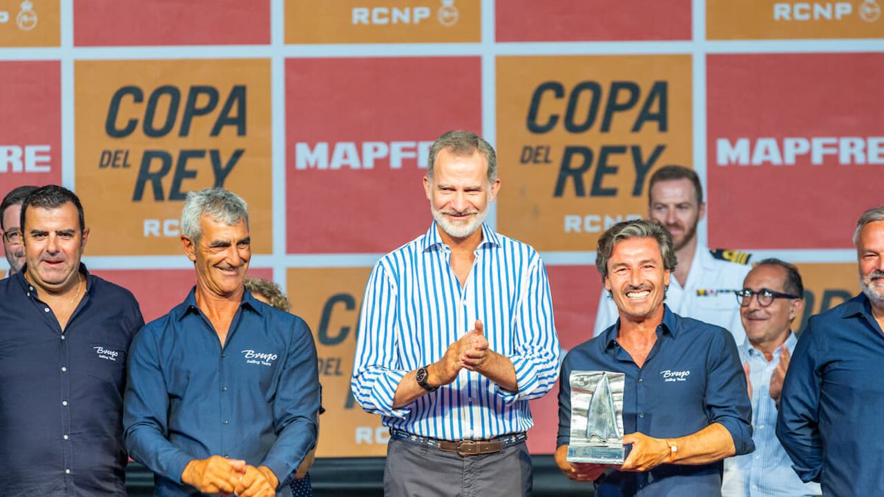 el rey se está entrenando para participar en la 41ª Copa del Rey de Vela