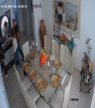 Momento en el que los delincuentes ingresan a la sala.