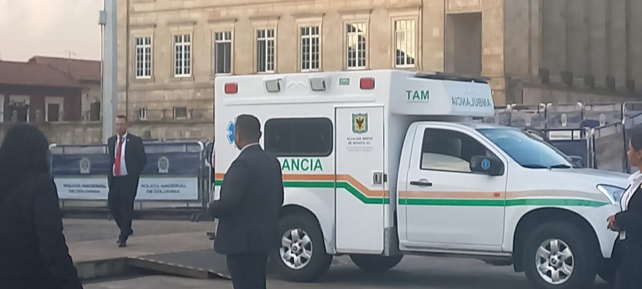 El traslado de la señora que se desmayó mientras el presidente Gustavo Petro ofrecía un discurso defendiendo la reforma a la salud, en Bogotá