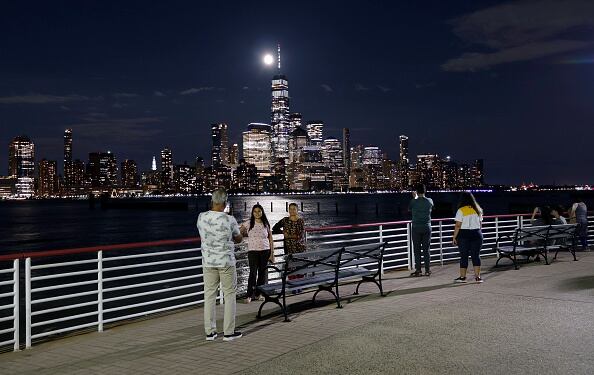 Una Superluna ocurre cuándo la órbita de la Luna llena está más cerca a la Tierra, de tal manera que cuando esta aparece, luce más brillante y grande que una Luna llena normal, lo que la convierte en Superluna.