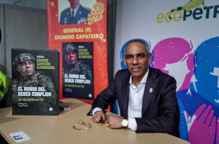 General (r) Eduardo Zapateiro presentación de su libro en la Feria del Libro