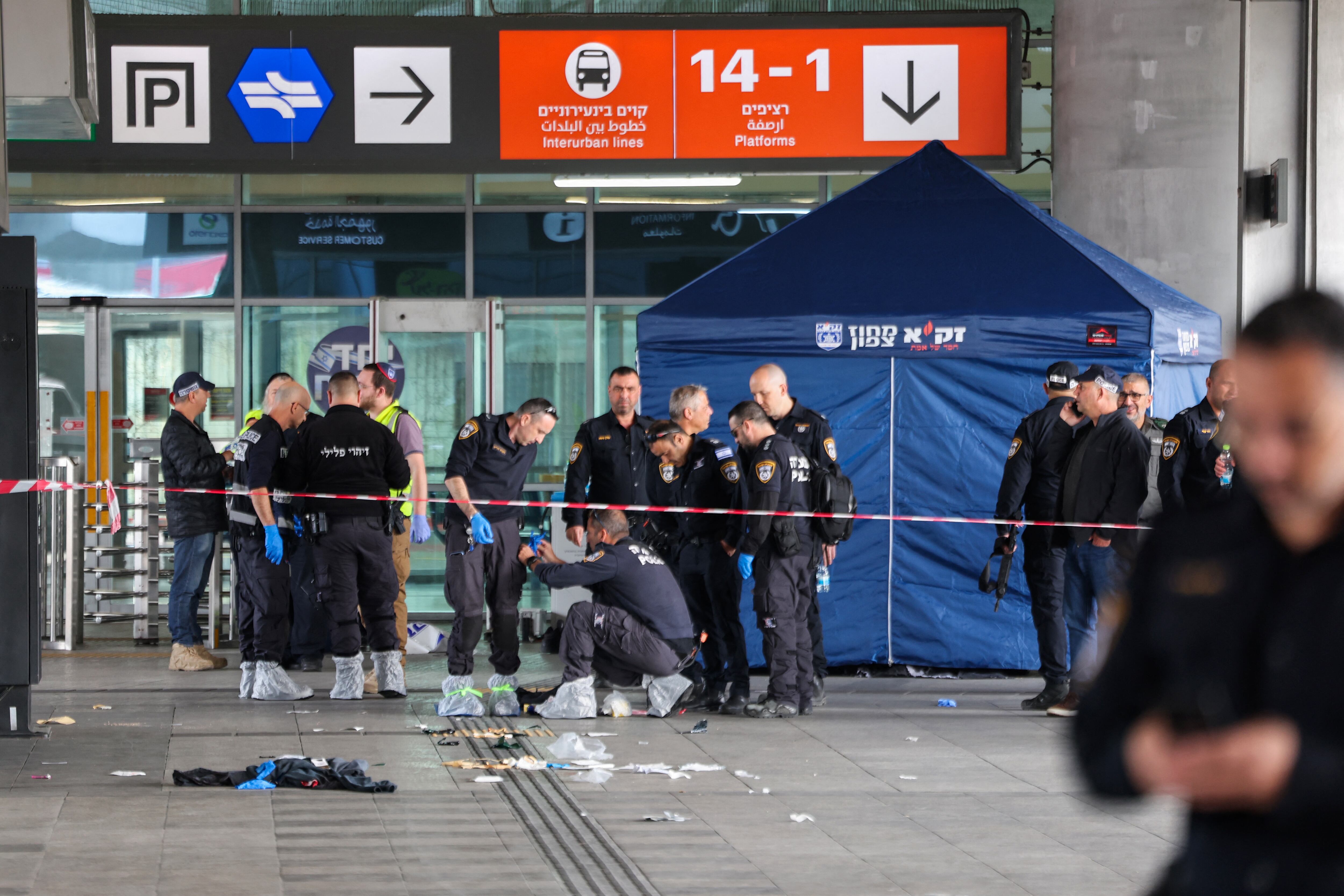 Miembros de los servicios de seguridad y emergencia israelíes se despliegan en el lugar de un ataque con apuñalamiento en una estación central de autobuses en Haifa el 3 de marzo de 2025. (Foto de Jack GUEZ / AFP