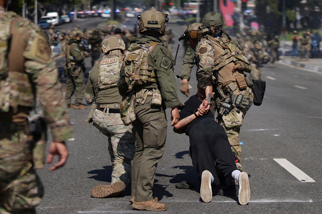 La policía detiene a un hombre durante una protesta en Paramount, California, el sábado 7 de junio de 2025, tras operativos de las autoridades federales de inmigración. (Foto AP/Eric Thayer)