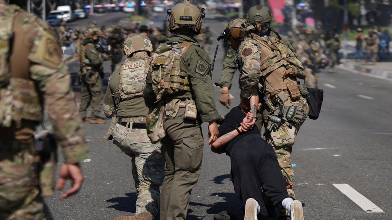 La policía detiene a un hombre durante una protesta en Paramount, California, el sábado 7 de junio de 2025, tras operativos de las autoridades federales de inmigración. (Foto AP/Eric Thayer)