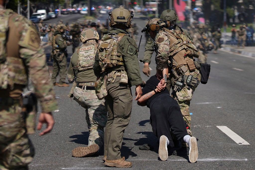 La policía detiene a un hombre durante una protesta en Paramount, California, el sábado 7 de junio de 2025, tras operativos de las autoridades federales de inmigración. (Foto AP/Eric Thayer)