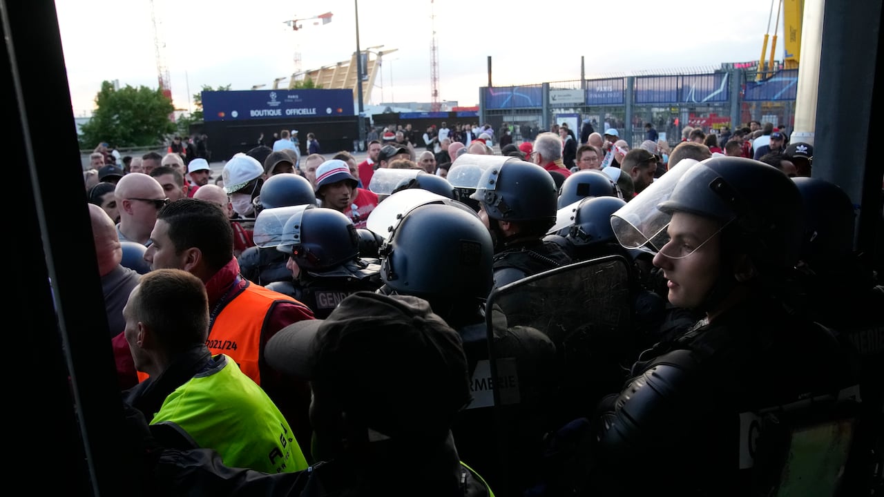 Oficiales de policía cierran una de las entradas al Stade de France