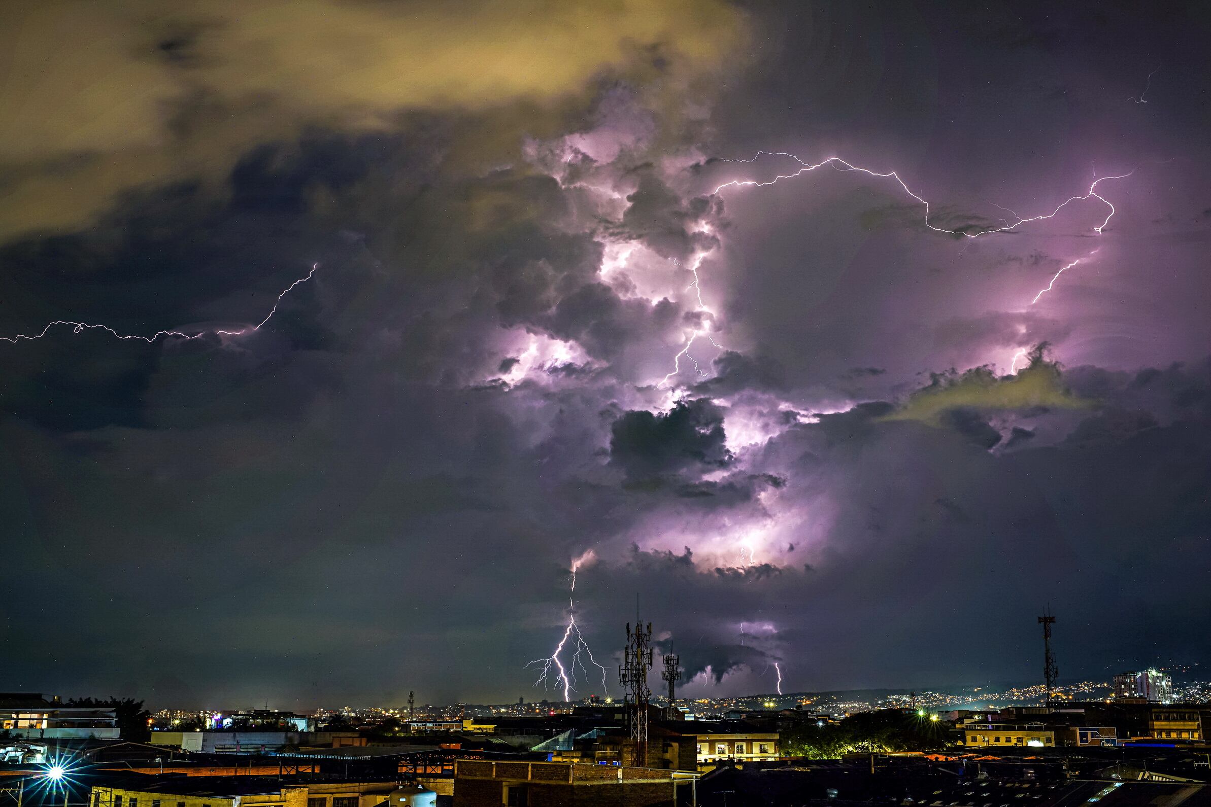 En la noche de este viernes se registraron en el sur de Cali, fuertes lluvias que causaron fuertes tormentas eléctricas. Sin embargo, las autoridades no reportaron graves emergencias, ni personas lesionadas. Foto Jorge Orozco / El País.