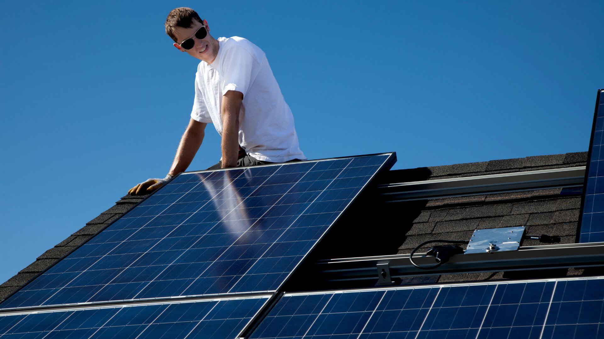Los paneles solares deben ser instalados en el techo.