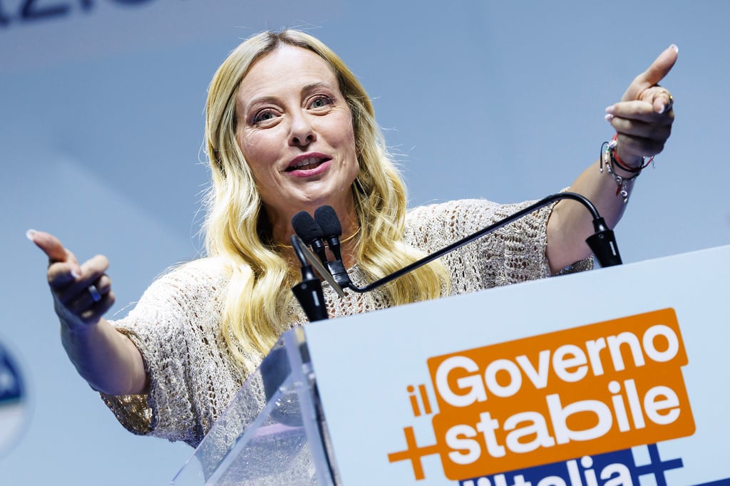 La primera ministra Giorgia Meloni pronuncia un discurso en un acto de celebración del gobierno que más tiempo ha permanecido en el poder en la República Italiana, en Bari, Italia, el viernes 4 de septiembre de 2026. (Roberto Monaldo/LaPresse vía AP)