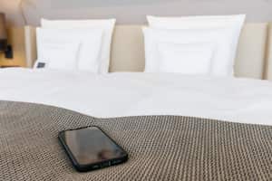 Estas son las razones por las que nunca deberías dejar el celular sobre la cama.