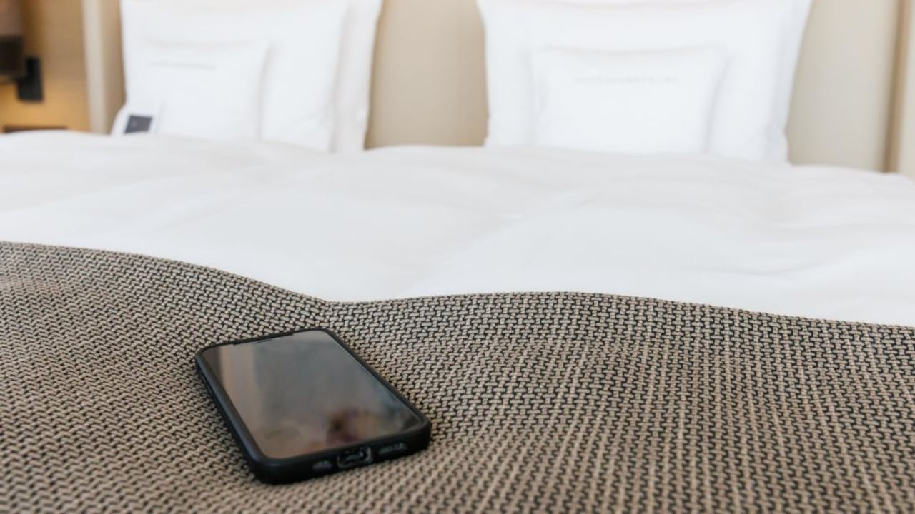 Estas son las razones por las que nunca deberías dejar el celular sobre la cama.
