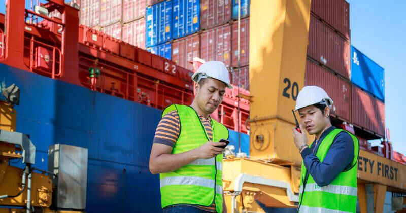 Las personas que no levantan bien las cargas pesadas pueden exponerse a lesiones de columna. Foto: iStock Images.