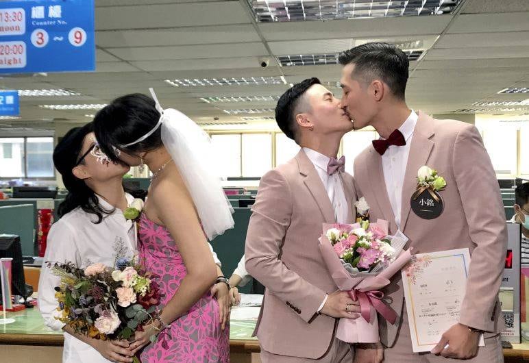 24 de mayo-Dos parejas sellan su matrimonio legal con un beso en la oficina de registro en el distrito de Xingyi en Taipei, Taiwán, donde se legalizó el matrimonio entre personas del mismo sexo. FOTO: Johnson Lai / AP