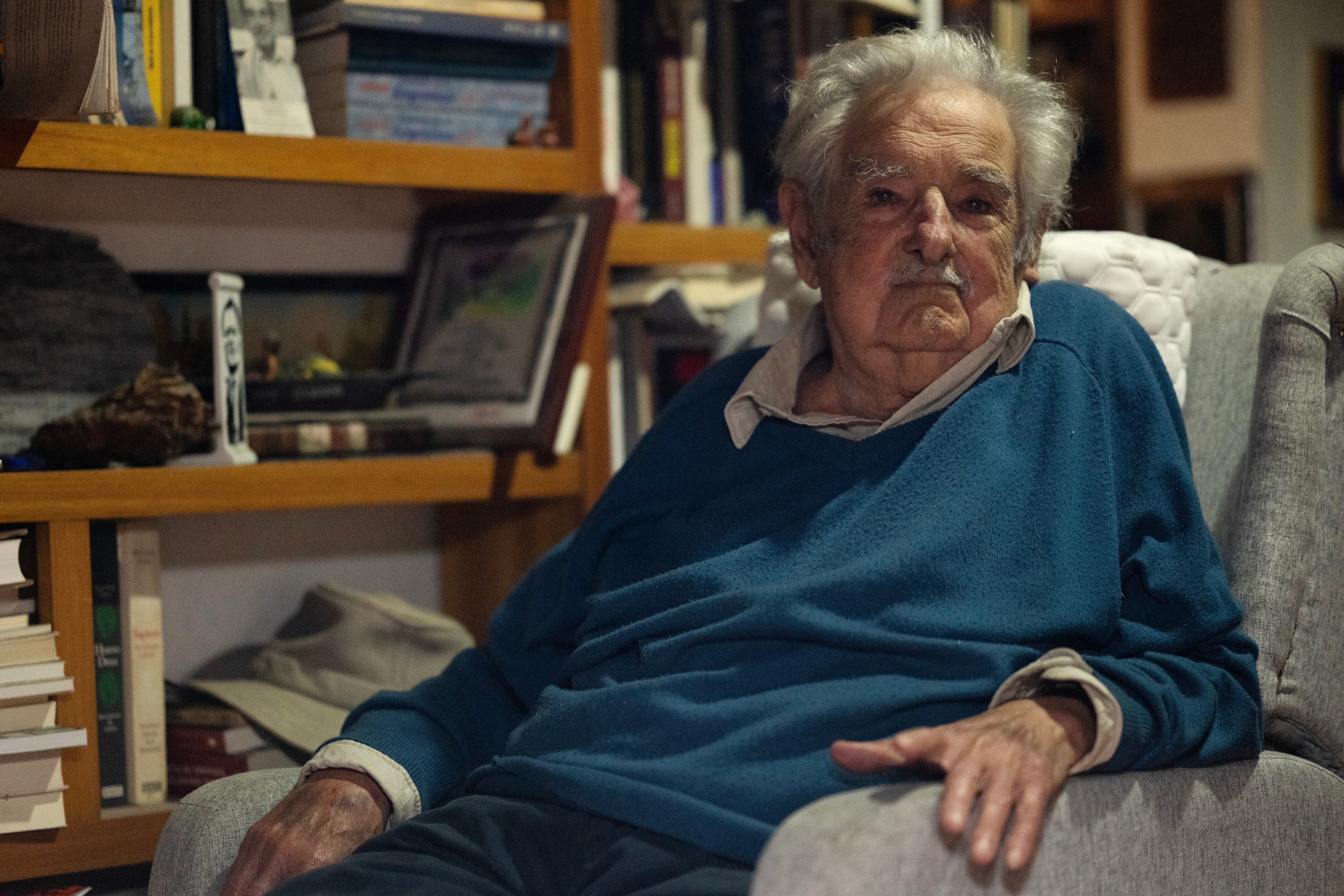 El presidente uruguayo José Mujica, que ha sido calificado como el presidente más pobre del mundo, asegura que no es pobre, sino que vive "con austeridad y renunciamiento".