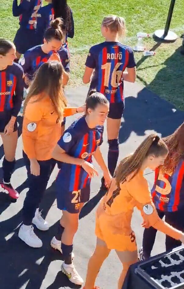 Las jugadoras del Barcelona y la Real Sociedad tuvieron que ir a una mesa para buscar sus medallas