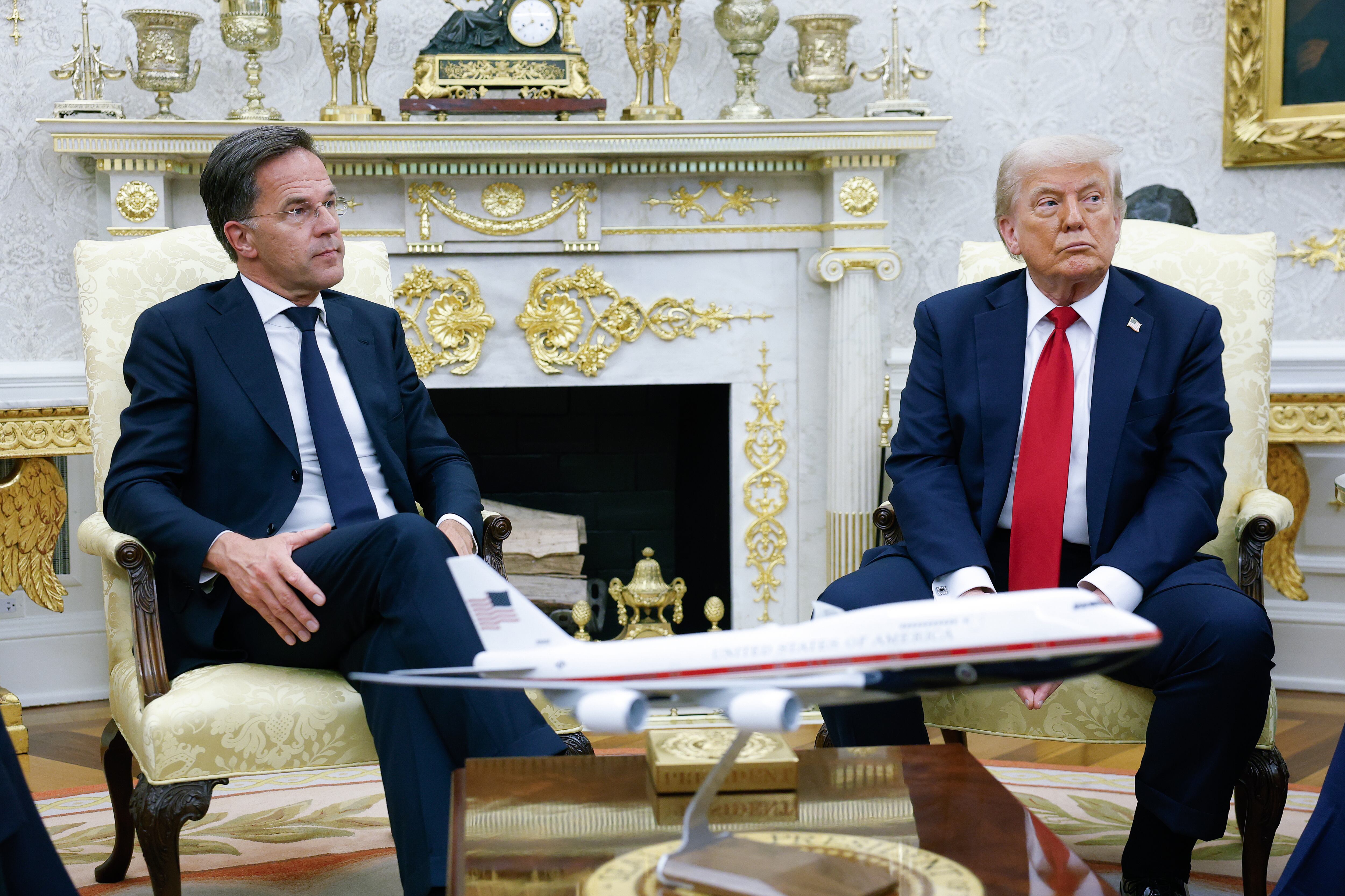 El presidente de Estados Unidos, Donald Trump, se reúne con el secretario general de la OTAN, Mark Rutte (izq.), en el Despacho Oval de la Casa Blanca el 14 de julio de 2025 en Washington, D.C. Trump se reúne con Rutte un día después de anunciar que Estados Unidos enviará misiles de defensa aérea Patriot a Ucrania para ayudarla a defenderse de la intensificación de los ataques aéreos rusos.