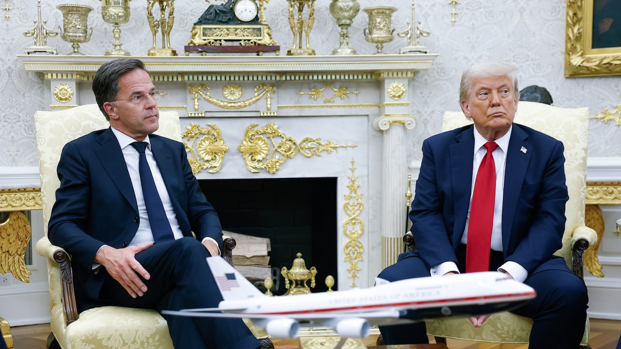 El presidente de Estados Unidos, Donald Trump, se reúne con el secretario general de la OTAN, Mark Rutte (izq.)