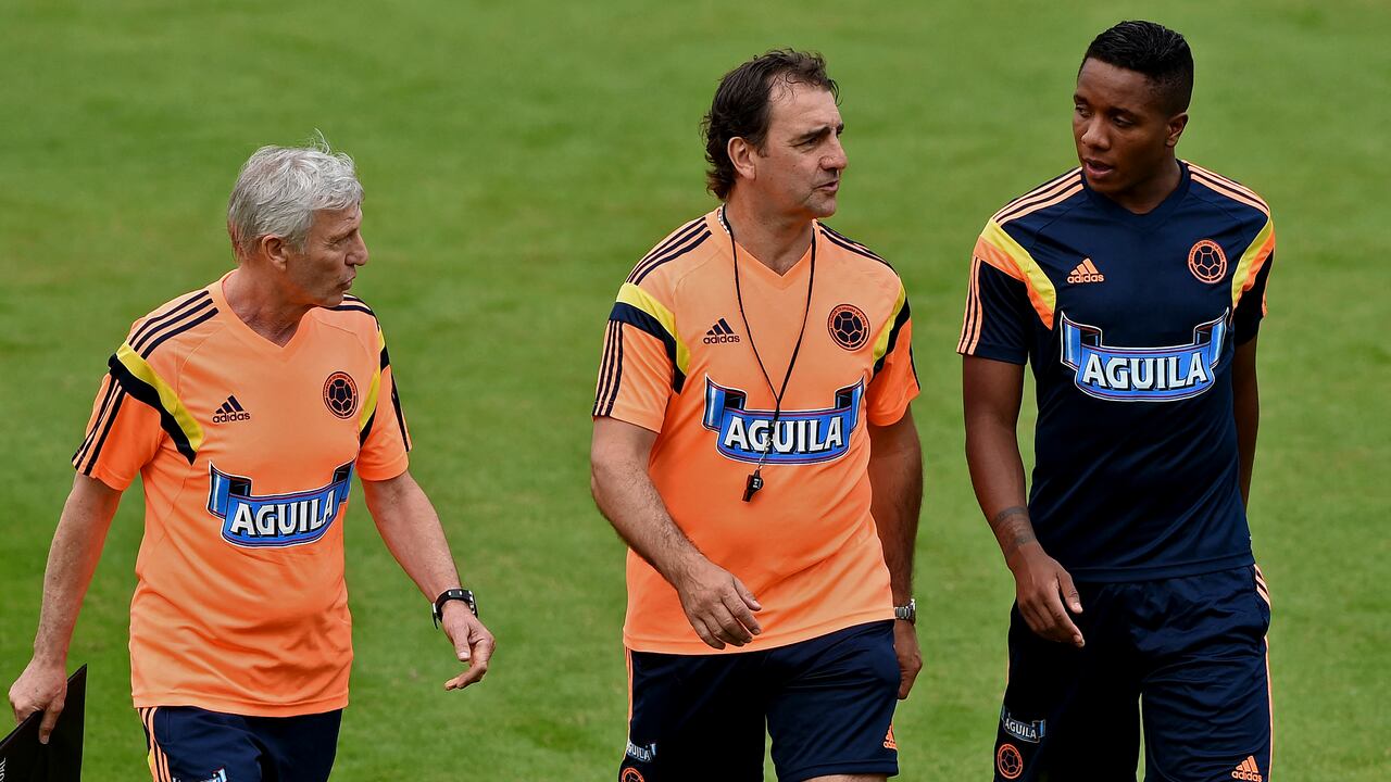 (FILES) In this file photo taken on June 09, 2014 Colombia's forward Carlos Carbonero (R) speaks with coach assistant Argentinian Nestor Lorenzo (C) and Colombia's coach Argentinian Jose Pekerman during a training session at the President Laudo Natel Athlete Formation Center in Cotia, Sao Paulo, Brazil. - Argentina's N�stor Lorenzo will take over as coach of Colombia's national football team, a bench he knows from his time as assistant to his compatriot Jos� Pekerman at the 2014 and 2018 World Cups, the Colombian Football Federation (FCF) said on June 2, 2022. (Photo by Eitan ABRAMOVICH / AFP)