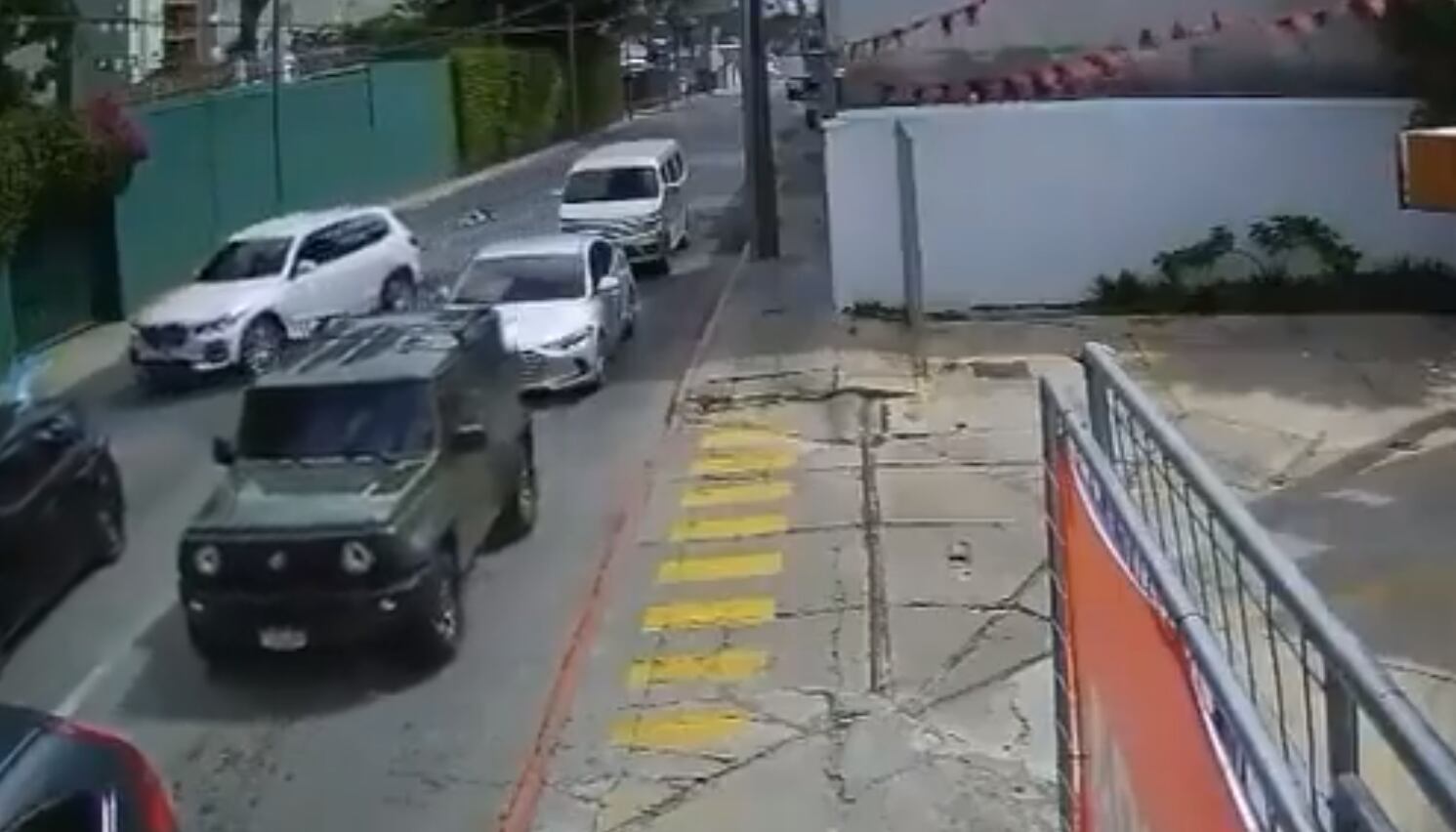 El sujeto terminó cayendo pocos metros más adelante debido a las heridas que sufrió.