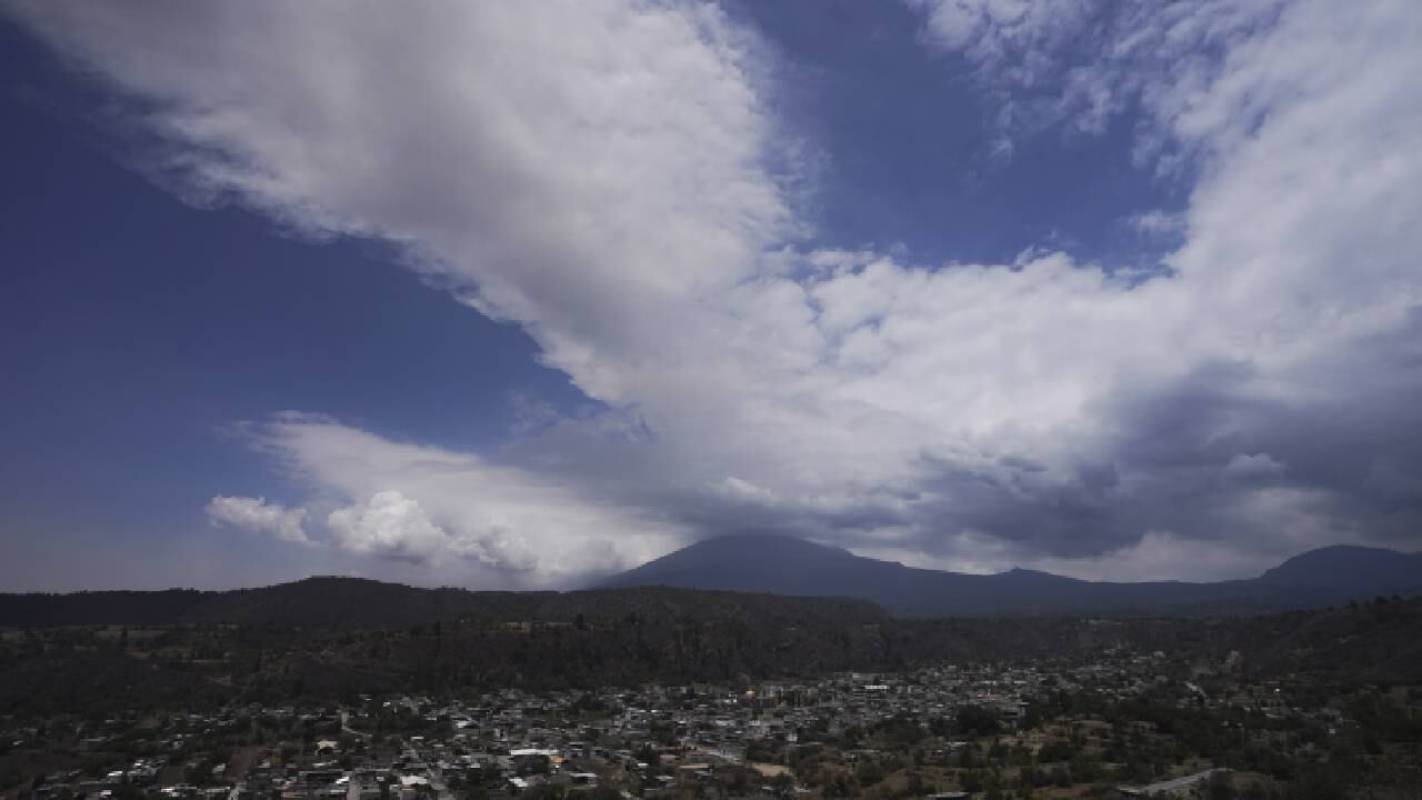El volcán Popocatépetl arroja ceniza y vapor visto desde Santiago Xalitzintla, México.