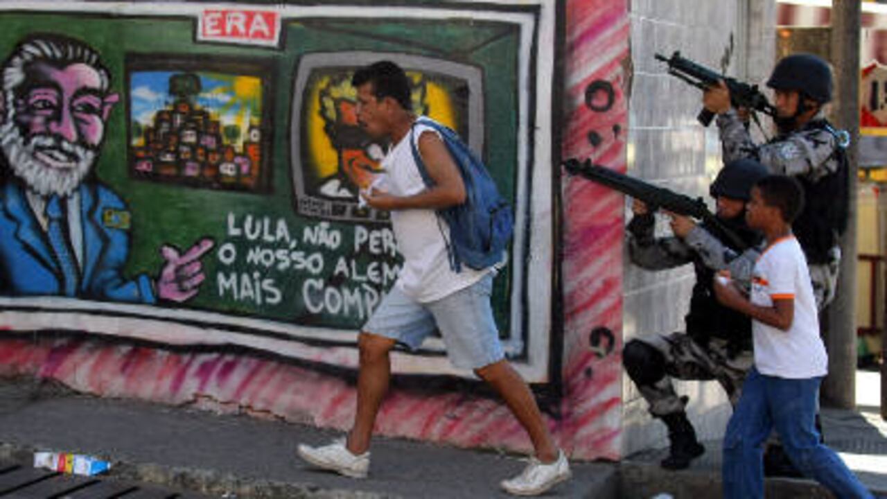 Policías se enfrentan desde el pasado lunes con bandas al servicio del narcotráfico en Río de Janeiro, Brasil.