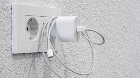 Dejar el cargador del celular conectado todo el día sin el teléfono puede tener algunos efectos.