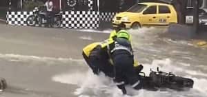 Policías rescatando a motociclista.